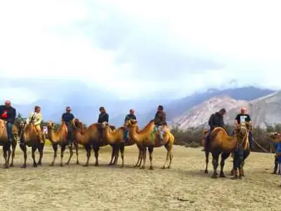 Balade à moto Royal Enfield de Leh à Hunder, traversant la vallée de Nubra avec ses paysages désertiques uniques et ses vues montagneuses.